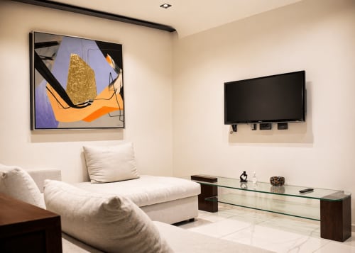 Sala de estar moderna en Villa Merida Boutique Hotel con asientos color crema, TV de pantalla plana, mesa de cristal y estilo contemporáneo