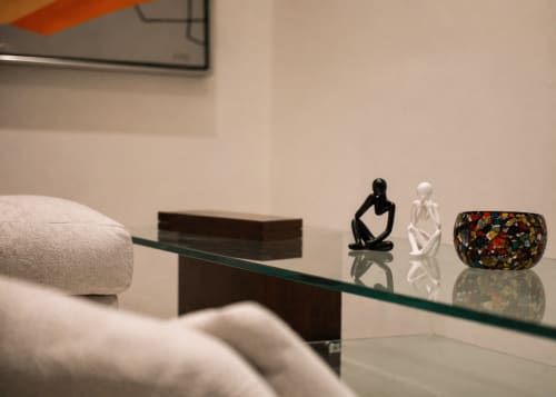 Mesa de spa elegante con figurillas en blanco y negro y cuenco colorido en Villa Merida Boutique Hotel, Merida