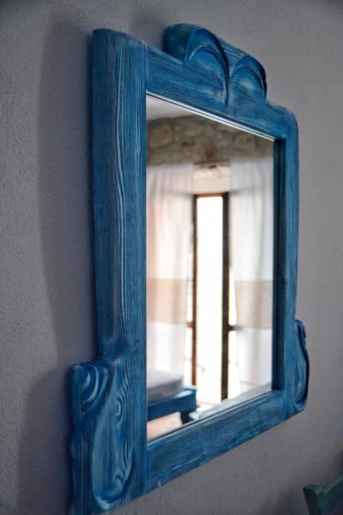 Specchio con cornice blu nella suite Regnos Altos a Bosa, riflette l'ingresso con tende bianche