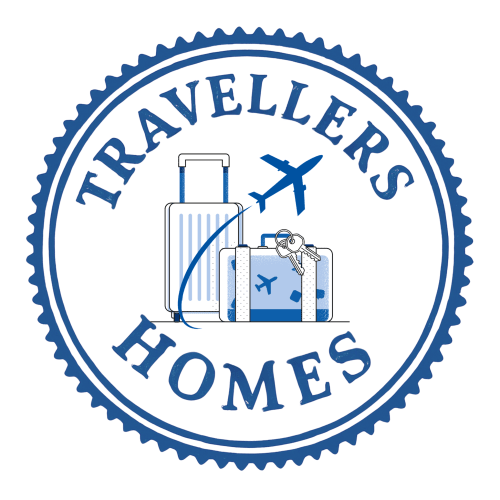 Logo Travellers Homes con valigie, aereo e chiavi in sigillo blu per la gestione proprietà a Roma