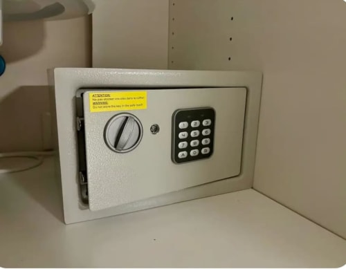 Pequeña caja fuerte electrónica blanca con teclado digital en la habitación del hotel Be Gonfre Flats en Valencia