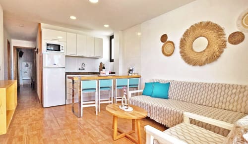Apartamento moderno em Gelimar, Porto Rico com cozinha, sala de jantar, sofá com almofadas turquesas e móveis de madeira