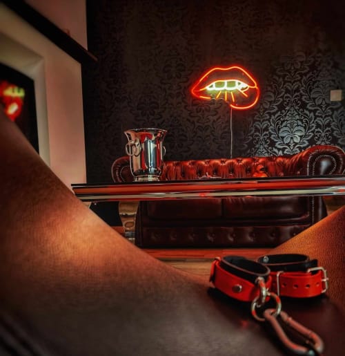 Assises en cuir rouge, enseigne néon lèvres et accessoires à la maison Defendue de Tessy-Bocage
