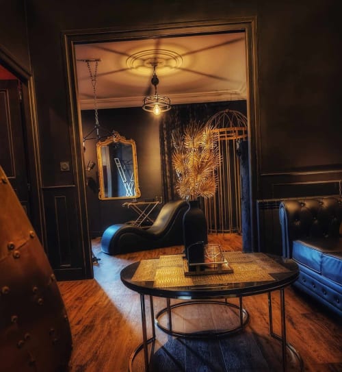 Intérieur luxueux du cottage La Maison Defendue avec décor doré, mobilier moderne et éclairage ambiant à Tessy-Bocage