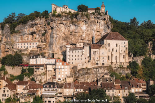 Château de Rocamadour perché sur une falaise dominant le village de Tudeils, France, près du gîte Les Instants Volés