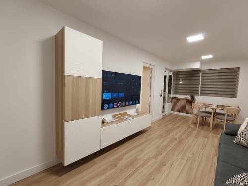 Sala de estar moderna en Bahia Mar Canarias con Smart TV, muebles de madera y zona de comedor en Telde