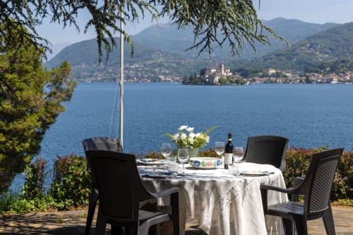 Elegante spazio per cena a bordo lago presso Lake Orta Retreat con vista sulle montagne, San Maurizio D'Opaglio, Italia