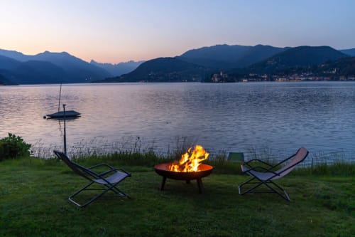 Crepuscolo sul Lago d'Orta: villa con braciere, sdraio, vela e panorami montani