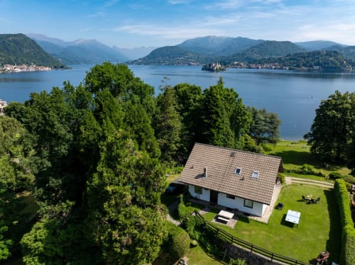 Villa sul lago a Lake Orta Retreat con giardini curati, vista montagna e accesso privato al lago a San Maurizio
