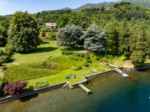 Vista aerea della villa Retreat di Lago d'Orta con accesso privato al lago, giardini e montagne circostanti a San Maurizio
