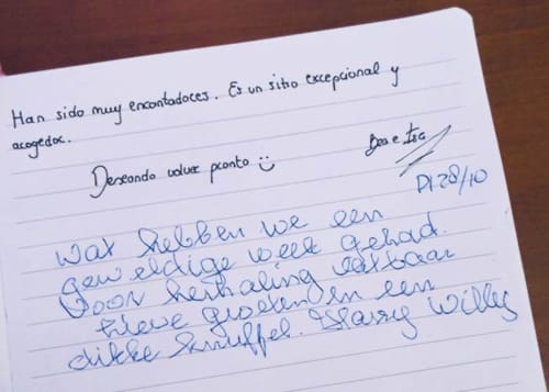 Handgeschreven gastbeoordeling die het Hotel Casa Sibarita in Rafelguaraf, Spanje, prijst om uitzonderlijke service en gastvrije sfeer