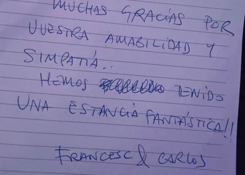 Handgeschreven dankbriefje van gasten van Casa Sibarita hotel in Rafelguaraf, met handtekening