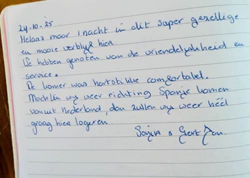 Handgeschreven gastrecensie in het gastenboek van hotel Casa Sibarita in Rafelguaraf, Spanje