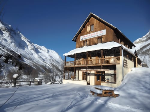 Auberge du Pont de l'Alp, hôtel de montagne à Le Monêtier-les-Bains, entouré de sommets enneigés