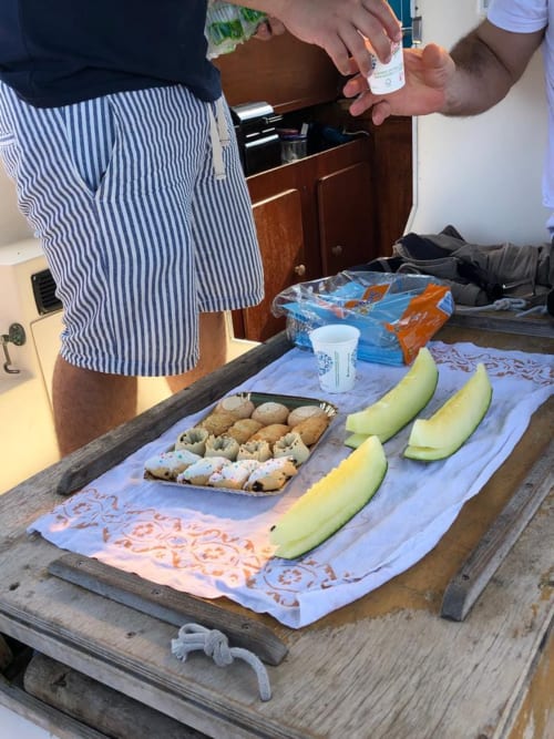 Pesce fresco e pasticceria locale presso Pescaturismo Lia a Stintino, Italia - esperienza di ospitalità tradizionale
