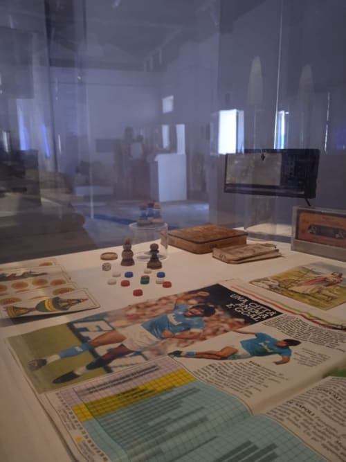 Esposizione museale di riviste vintage e giochi da tavolo presso Pescaturismo Lia a Stintino, Italia