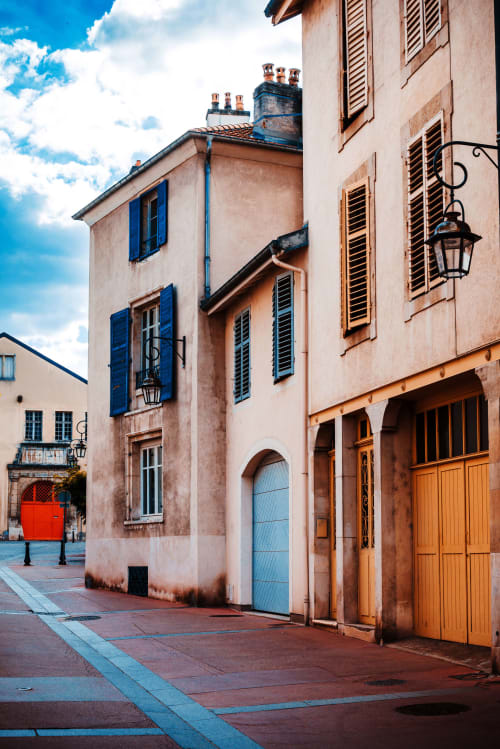 Maison Agami B&B à Rosières aux salines : façades en terre cuite, volets bleus et arcades charmantes