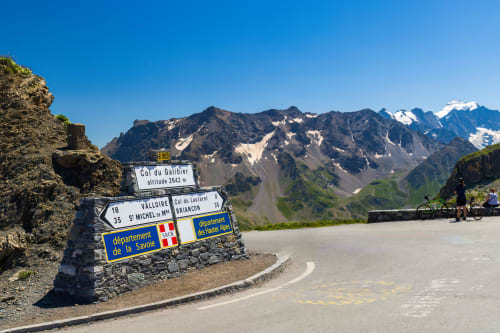 Panneau du Col du Galibier à 2642m d'altitude dans les Alpes françaises près de Le Monêtier-les-Bains