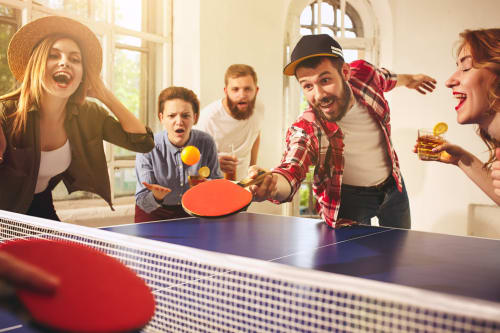 Groupe jouant au ping-pong à la Maison Agami B&B à Rosières aux salines, profitant d'activités récréatives