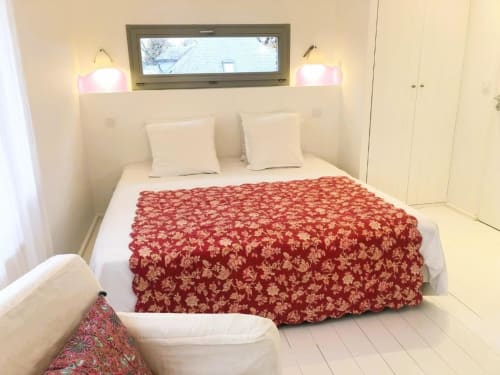 Chambre double accueillante chez Denis & Virginie B&B à Versailles, avec couvre-lit à motifs rouges et mobilier crème