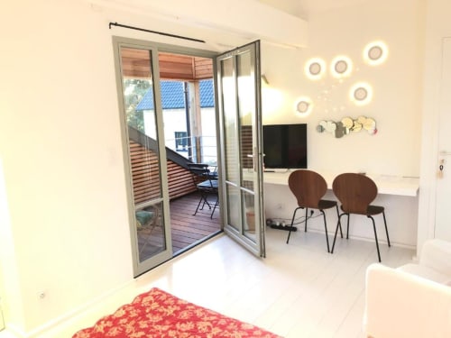 Chambre double lumineuse avec balcon au Denis & Virginie BnB à Versailles, mobilier moderne et terrasse privée