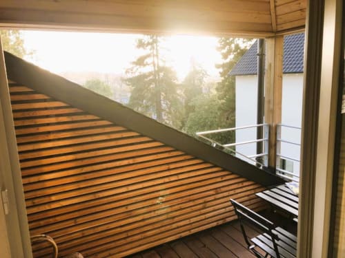 Balcon en bois avec rampe métallique donnant sur la forêt à la Maison d'hôtes Denis & Virginie à Versailles