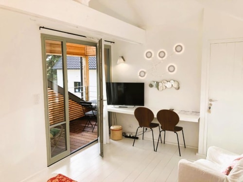 Chambre double moderne avec balcon chez Denis & Virginie B&B à Versailles, avec bureau, TV et portes-fenêtres donnant sur
