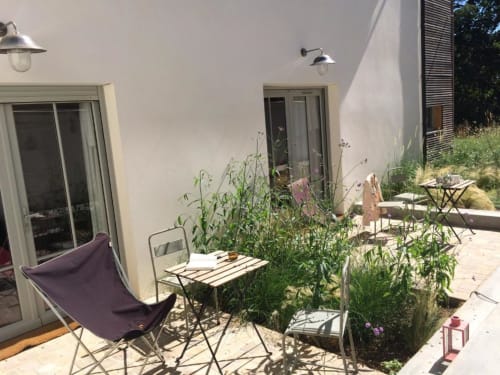 Patio du studio Denis & Virginie B&B à Versailles avec mobilier, plantes et terrasse extérieure
