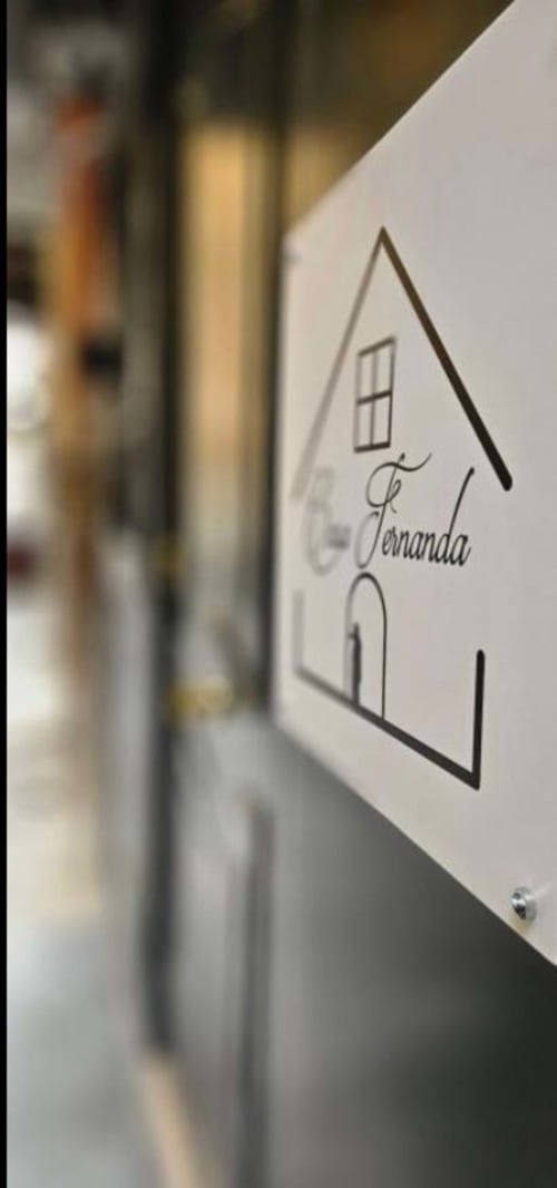 Insegna Casa Fernanda presso la proprietà Elite Immobili a Napoli, Italia