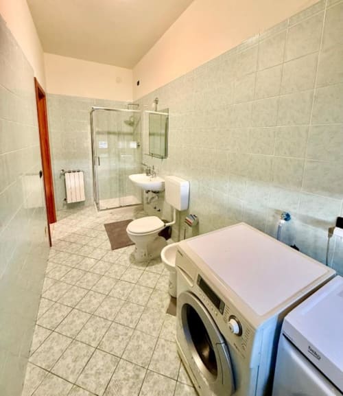 Modern bathroom in Appartamento Chiara at Hotel Il Mulino, Villalunga, with shower, toilet, sink and laundry facilities