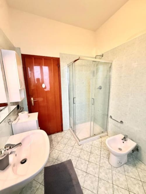 Modern bathroom in Appartamento Chiara at Hotel Il Mulino, Villalunga, featuring shower enclosure, double sinks, bidet