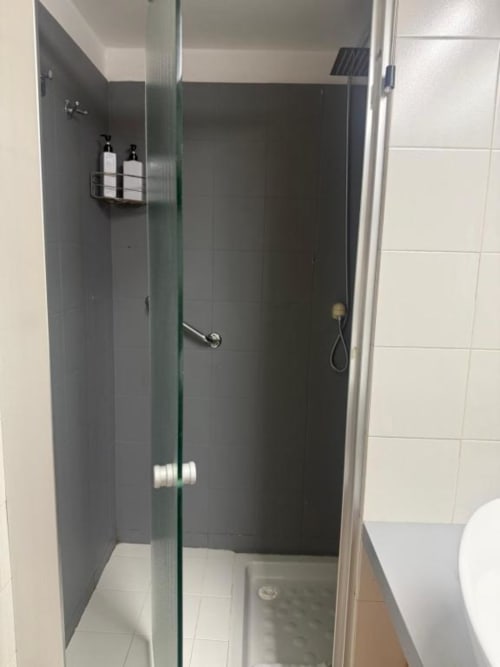 Moderna doccia in vetro con pareti in piastrelle scure presso Bronze Horse Affittacamere Firenze, bed and breakfast a Firenze
