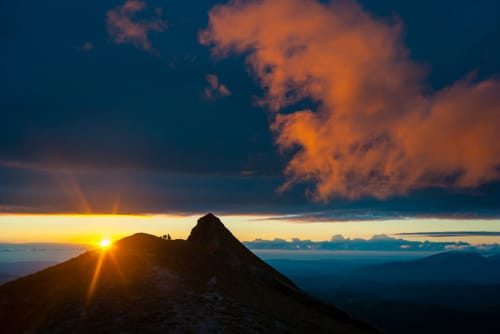 Alba di montagna al tramonto dorato sulle nuvole vicino ad Amandola, Italia