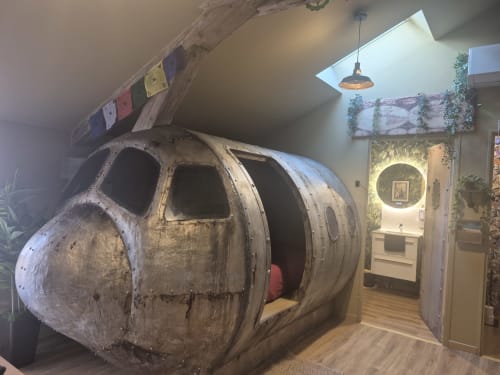 Fuselage d'avion vintage transformé en chambre-pod unique à la suite L'Incroyable Aventure de l'hôtel Escape à Pont-à-Mousson