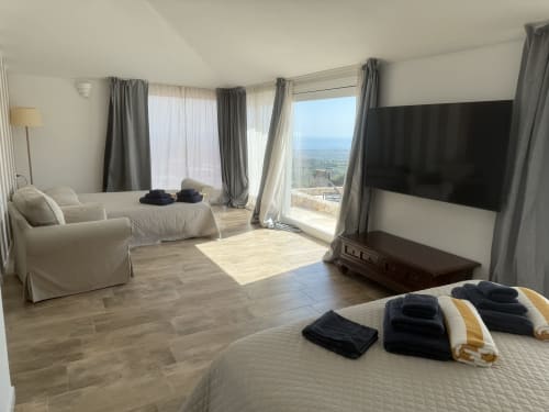 Suite Padronale con vista mare a Sardinia Holidays a Torpè, con camera da letto, zona living e balcone panoramico