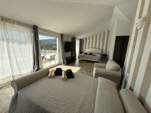 Ampia Master Suite a Sardinia Holidays con letti gemelli, balcone con vista mare e panorama montano a Torpè