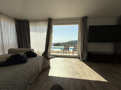 Suite Padronale con vista mare a Sardinia Holidays a Torpè: camera, balcone, piscina e veduta sul mare