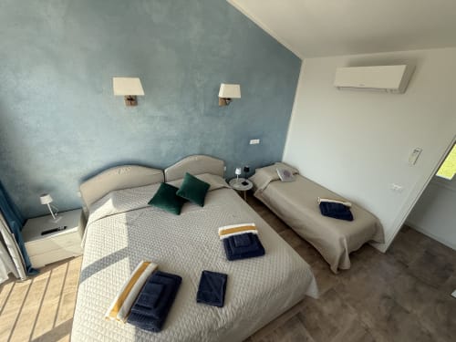 Camera doppia shabby chic a Sardinia Holidays B&B a Torpè con due letti, balcone con vista sul mare, aria condizionata e servizi moderni