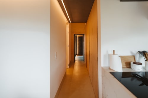 Corredor de madeira moderna com iluminação aconchegante no hotel boutique Quinta Das Pirâmides em Vila Nova de Famalicão, Portugal