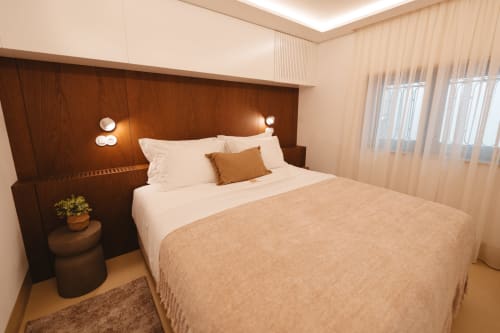 Quarto moderno da quinta Quinta Das Pirâmides em Vila Nova de Famalicão com cabeceira de madeira e tons bege