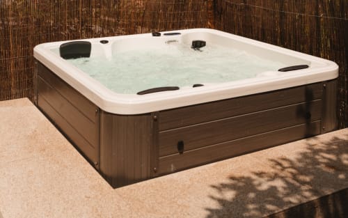 Banheira de hidromassagem externa com água borbulhante no bed & breakfast Quinta Das Pirâmides em Vila Nova de Famalicão, Portugal