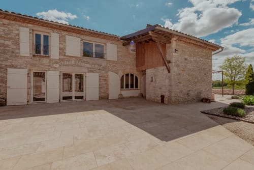 Villa spacieuse en pierre avec patio, portes de garage et vue sur jardin à Le Montat, Lot, France