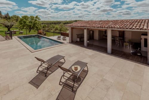 Villa de luxe avec patio privé, piscine, chaises longues et vue sur la campagne à Le Montat, Lot, France