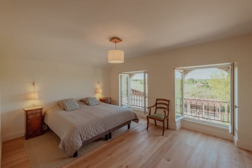 Chambre spacieuse avec vue sur le jardin à la villa Vila Cabanes 46 en Lot, France