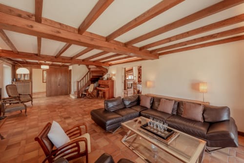 Spacieuse villa avec poutres apparentes, canapé en cuir, sols en terre cuite et vue sur le jardin, Lot