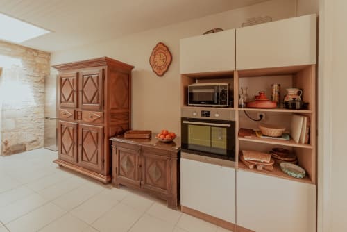Cuisine moderne avec meubles en bois, électroménagers intégrés et rangements ouverts à la villa Vila Cabanes 46 au Montat, Lot