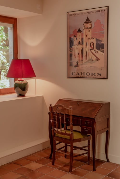Bureau élégant avec chaise et lampe rouge à la villa Vila Cabanes 46, région du Lot