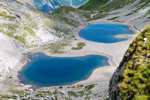 Laghi alpini circondati da montagne rocciose e versanti verdi vicino ad Amandola, Italia