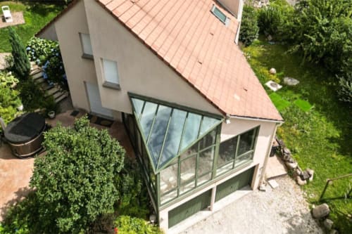 Appartement moderne Villa Pré d'Oro à Amage avec véranda vitrée, terrasse, jardins soignés et vue sur les montagnes