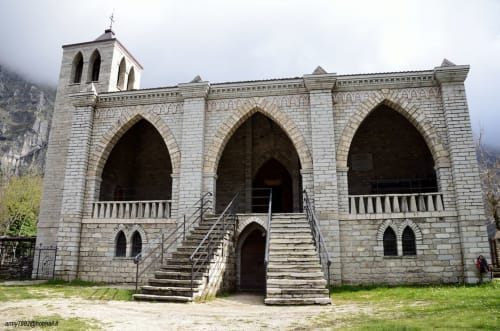 Chiesa in pietra storica con ingresso ad arco ad Amandola, Italia vicino a Villa Andreina
